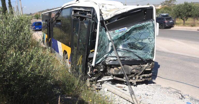Λιόσια: Σμπαράλια το λεωφορείο του ΟΑΣΑ που έπεσε σε κολώνα – «Για να μην προκαλέσω ατύχημα από τα αριστερά ανέβηκα πάνω στο πεζοδρόμιο»