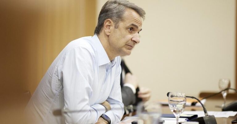 Υπουργικό-Μητσοτάκης: «Άνοιγμα» στους δημοσίους υπαλλήλους -Ανακοίνωσε μπόνους