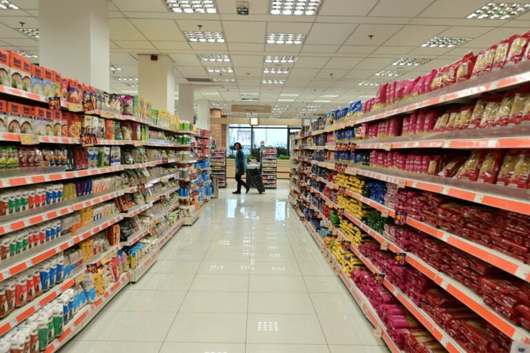 Ανατpοπή στα σούπερ μάρκετ στην Ελλάδα