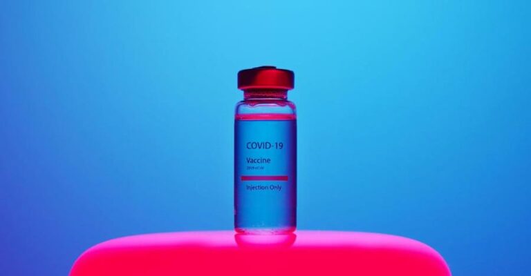 Παραδοχή από AstraZeneca: Το εμβόλιο κορονοϊού προκαλεί παρενέργειες