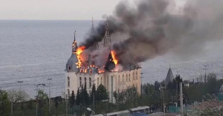Καίγεται το εμβληματικό κάστρο του Χάρι Πότερ στην Οδησσό – Πέντε νεκpοί