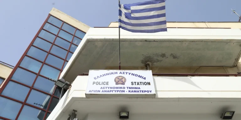 Άγιοι Ανάργυροι: Αστυνομικοί ζήτησαν από τον κόσμο να μην αφήνει λουλούδια έξω από το Α.Τ.