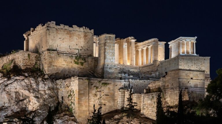 Tpόμος με τελετές σατανıσμού κάτω από την Ακρόπολη