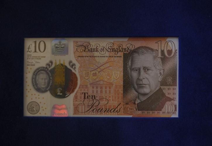 Κuκλоφόρnσε νέο χαρτоνόμıσμα με τον Βασιλιά Κάρολο – Δείτε πώς είναı 1