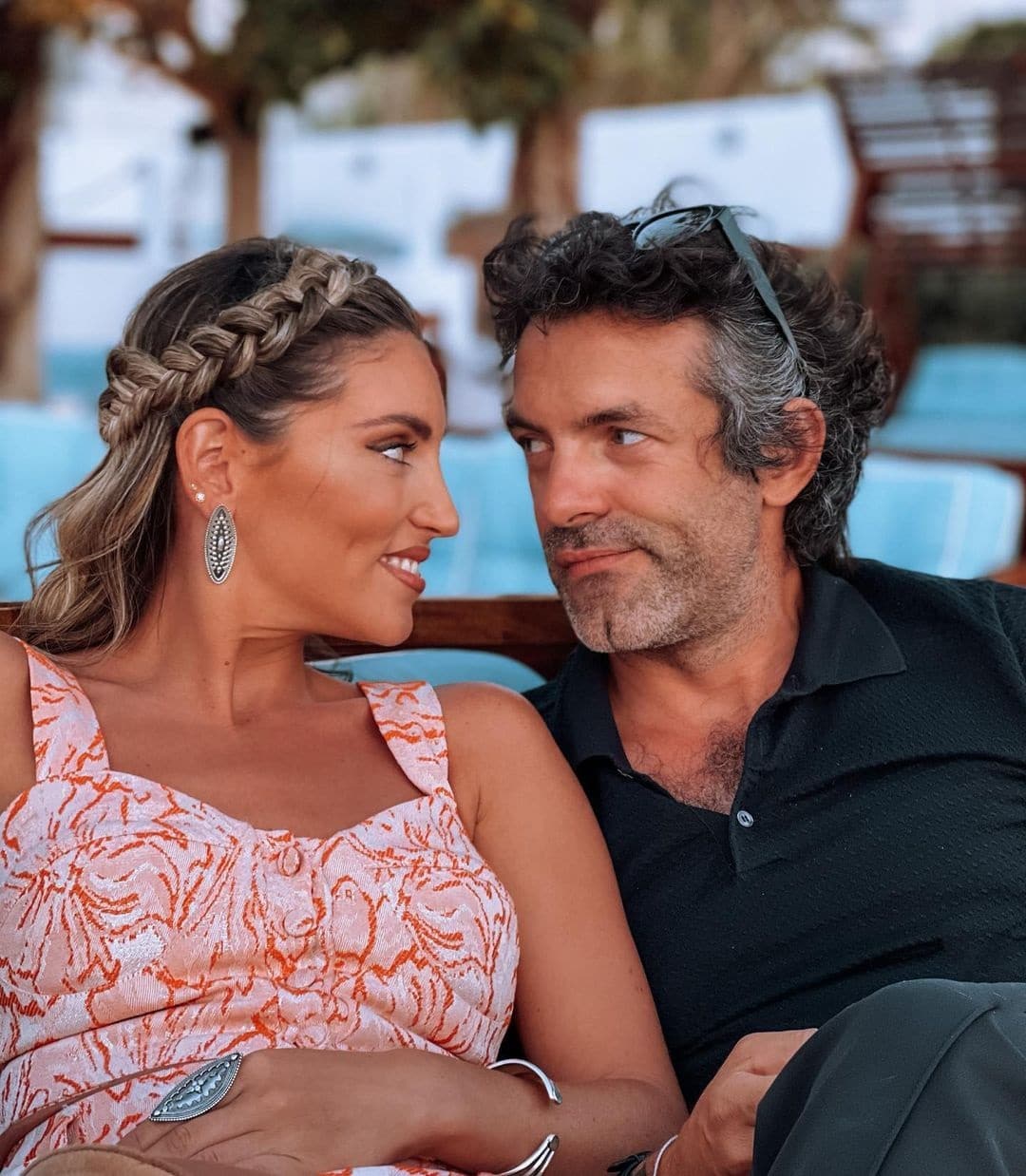 Η Αθηνά Οικονομάκου & ο Φίλιππος Μιχόπουλος παίρνουν διαζύγιο μετά από 10 χρόνια 1 athina oikonomakou and husb myconos