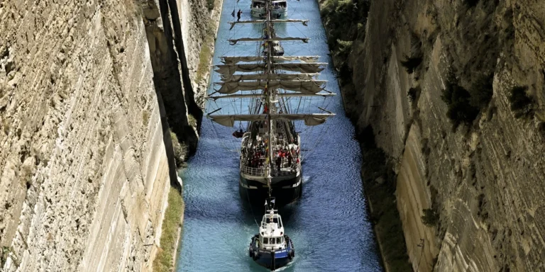 Ολυμπιακή Φλόγα: Το ιστιοφόρο Belem άνοιξε πανιά και διέσχισε τη Διώρυγα της Κορίνθου