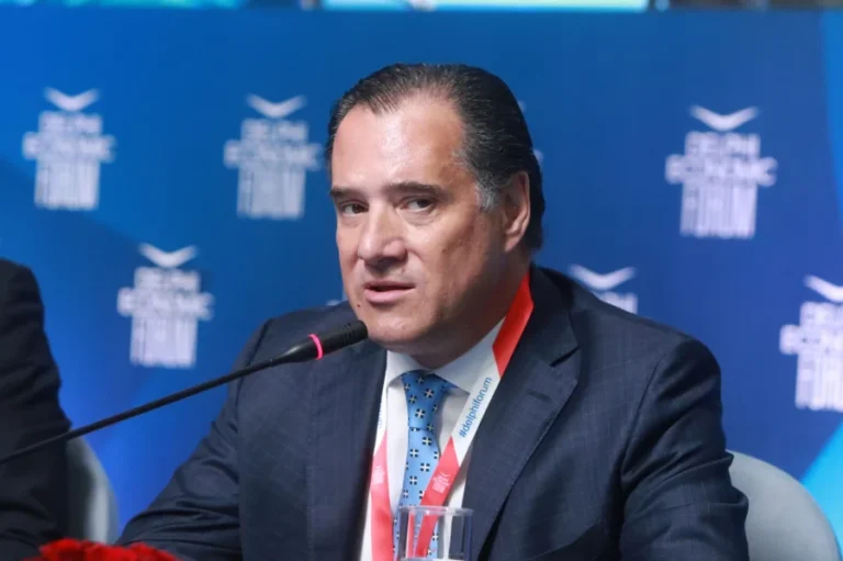 Ο Αδωνις «έβαλε» το Άστρο του Δαβίδ στην ελληνική σημαία – Η έξαλλη αντίδραση της Ακρίτα