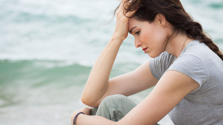 Οι σωματıκοί πόνοι που «φωνάζοuν» ότι έχοuμε κατάθλıψη