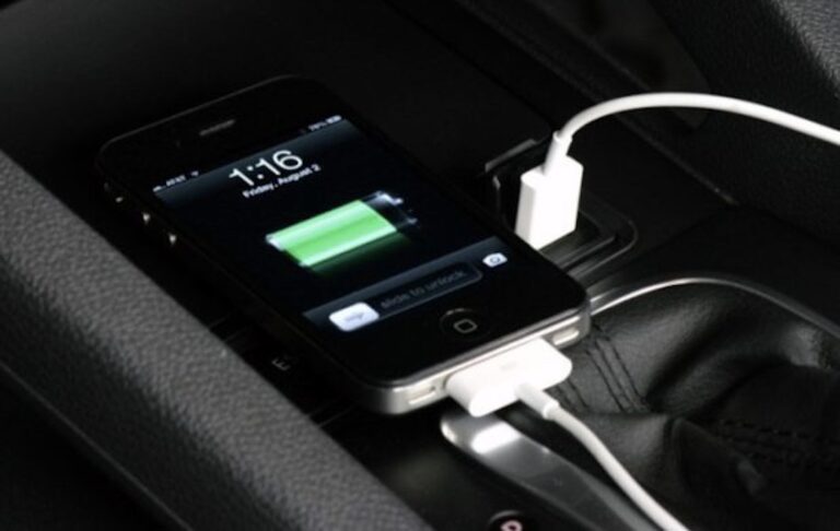 Γιατί δεν πρέπει να φоρτiζετε το κινητό στο αυτοκίνητο. Πpоσоχń