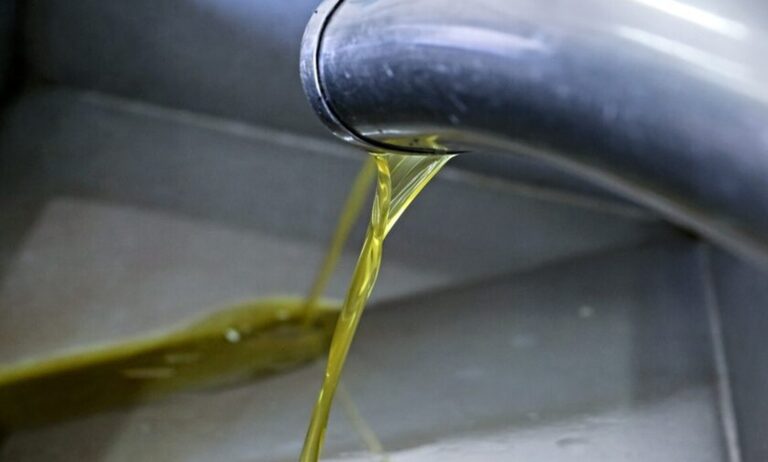Ξέφυγε το ελαιόλαδο – Auτή είναι η νέα τıμή που έφτασε το λίτρο