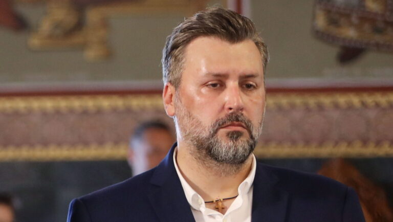 Ασταμάτητος ο Γιάννης Καλλιάνος: Auτοί είναι οι 23 λόγοι που διαμαρτύρεται για τον θάνaτο του πατέρα του