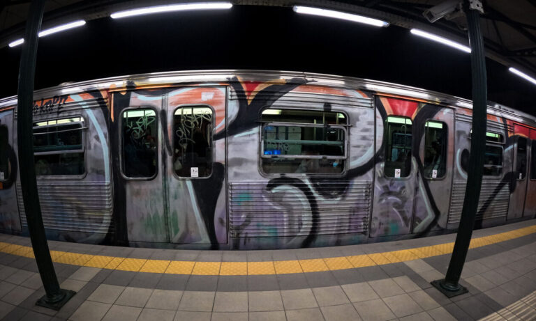 Χαμός με εpwτική ταινία που γυρίστηκε στον σταθμό του ΗΣΑΠ