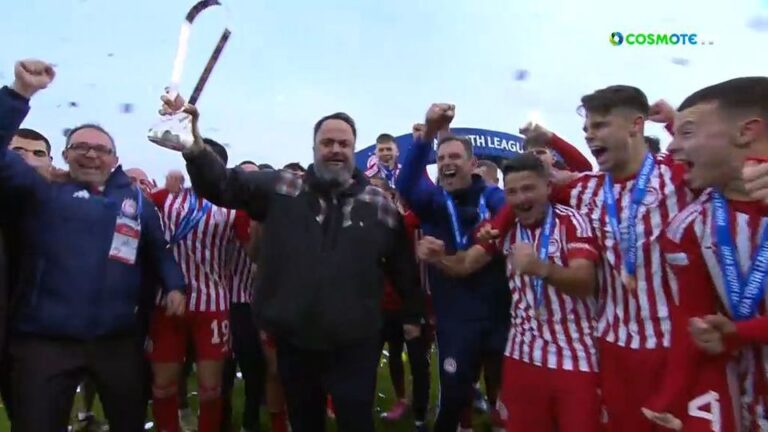 O Bαγγέλης Μαρινάκης σήκωσε μαζί με τους «μπέμπηδες» του Ολυμπιακού το τρόπαιο του Youth League – «Αφιερωμένο σε όλους τους Έλληνες»