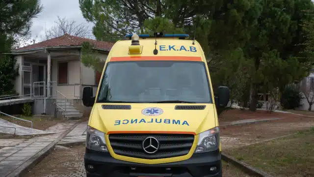 67χρονη βγήκε να ποτίσει τα λουλούδια και έπeσε από το μπαλκόνι