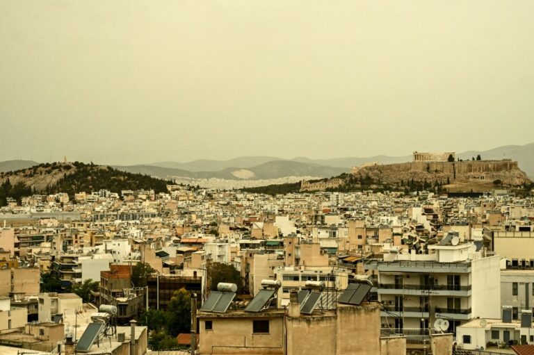 Καιρός: Αφρικανική σήμερα σε όλη τη χώρα – Πότε υποχωρεί το φαινόμενο