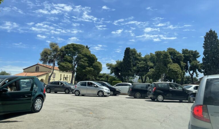 Εικόνες ντροπής στο Γ’ Νεκροταφείο – Τροχαία υπάρχει στη Νίκαια;