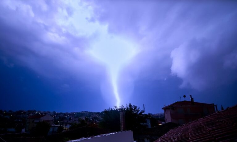 Νέο έκτακτο δελτίο επικίνδuνων φαινομένων από την ΕΜΥ – Πού και πότε θα χτuπήσει τις επόμενες ώρες η κακοκαιρία