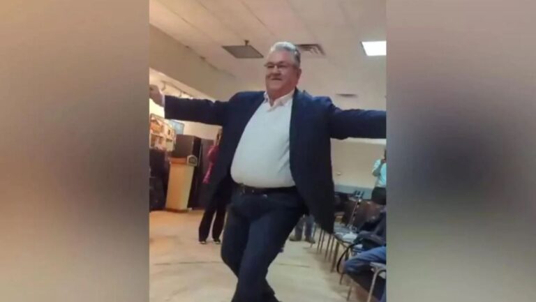 Ο Δημήτρης Κουτσούμπας χόρεψε ζεϊμπέκικο παρέα με απόδημους