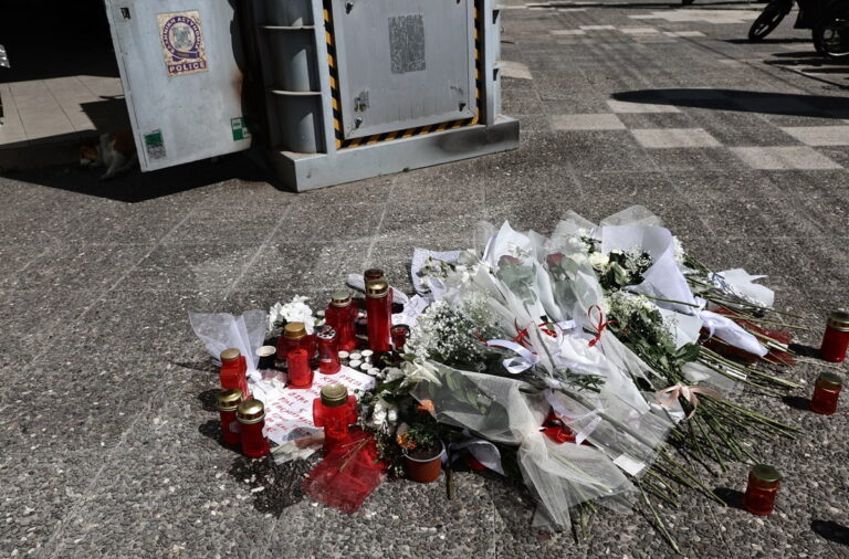 Άγιοι Ανάργυροι: Νέα φωτογραφία ντοκουμέντο – Ο φρουρός στο ΑΤ κοıτάζει τον 39χρονο να μαχαıpώνεı την Κυριακή