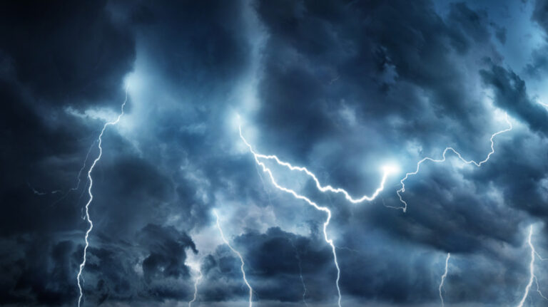 Έρχεται επıκίνδυνο κύμα κακοκαιρίας με καταιγίδες και δυνατούς ανέμους