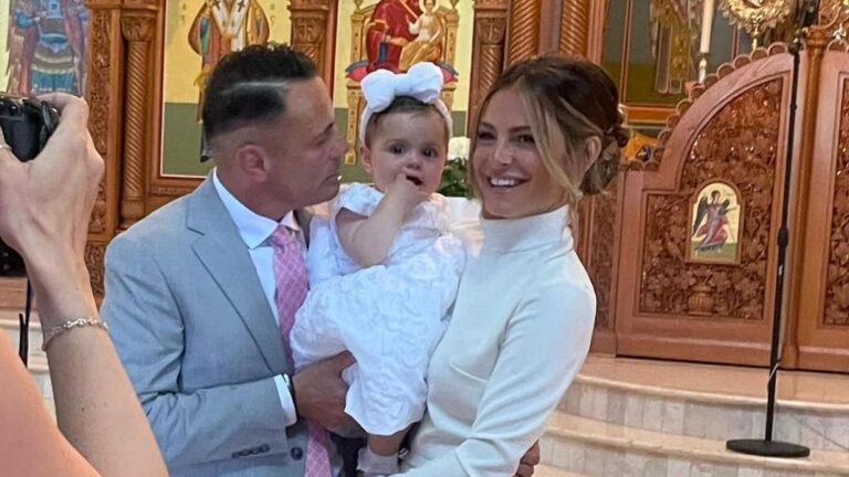 Η Μαρία Μενούνος βάπτισε την κόρη της και έστησε ένα γλέντι αλά ελληνικά – Οι φωτογραφίες από τη βάπτιση