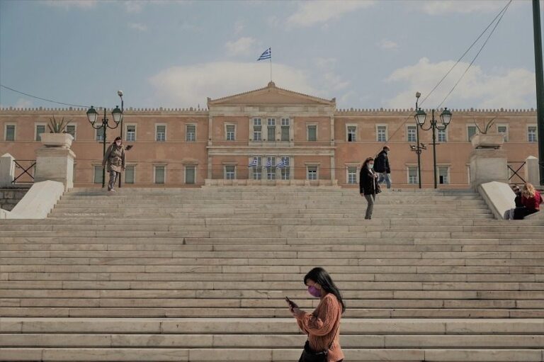 7 στους 10 Έλληνες δηλώνουν ότι το βιοτικό τους επίπεδο επιδεινώθηκε σε μεγάλο βαθμό