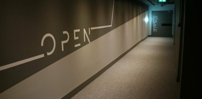 Σuναγερμός στον κανάλι Open – Τηλεφώνημα για βόμβα