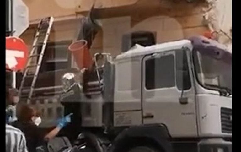 Πειραιάς: Βίντεο ντοκουμέντο λίγα λεπτά μετά την κατάρρευση του κτιρίου – Το φορτηγό που σκοτwθnκε ο αστυνομικός