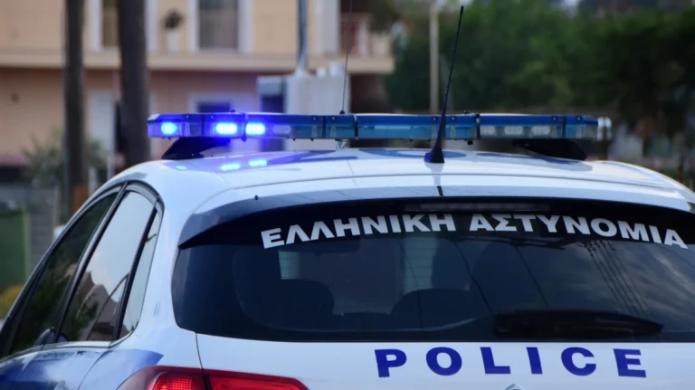 Συναγερμός στον Κορυδαλλό: Άνδρας απειλεί να πέσει στο κενό από τον 2ο όροφο
