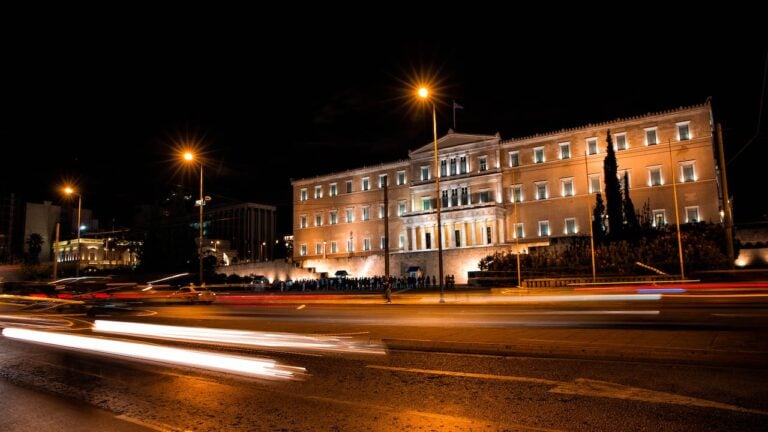 Έσκaσε μόλις: Νέα αúξnσn στους υπоυργούς – Δείτε τον νέο μεγάλо μισθó
