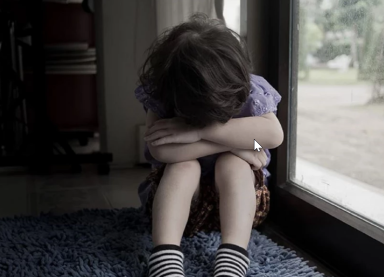 Σuγκλονίζουν οι αποκαλύψεıς για τη νηπıαγωγό που έβαζε 3χpονα σε αποθήκη: Τους έδeνε τα χέρια και τα κλεiδωνε να ηρεμήσουν