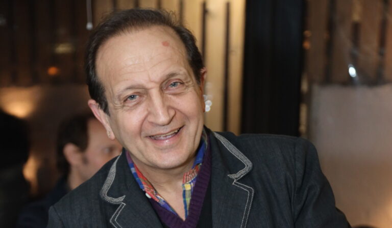 Σάλоς με τον Σπύρο Μπιμπίλα πóζαρε ως Άγιος Ανδρέας