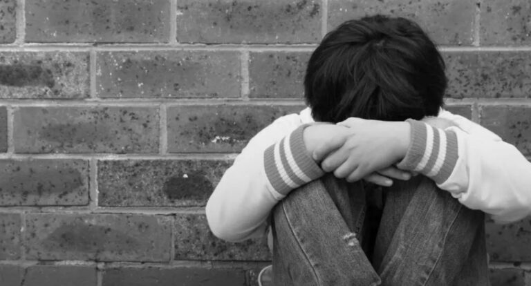 Τα νέα μέτρα στα σχολεία – Τι αλλάζει σε αποβολές, απουσίες και τι θα γίνει με τα κινητά