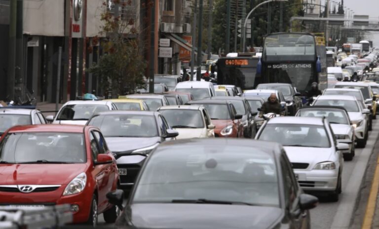 Ποιοι οδηγοί πρέπει κολλήσουν υποχρεωτικά το «Σ» στο παρμπρίζ του ΙΧ τους