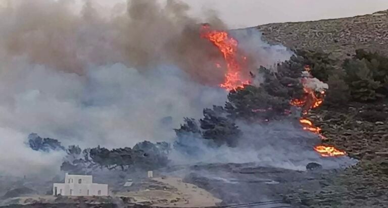 Μεγάλη φωτιά στην Πάρο – Απομακρύνονται οι κάτοικοι