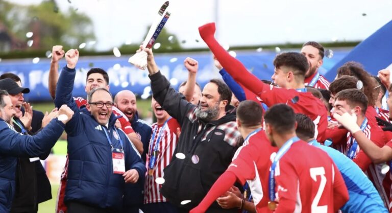 Ολυμπιακός: Τα δάκρυα χαράς των παικτών και η απονομή του τροπαίου