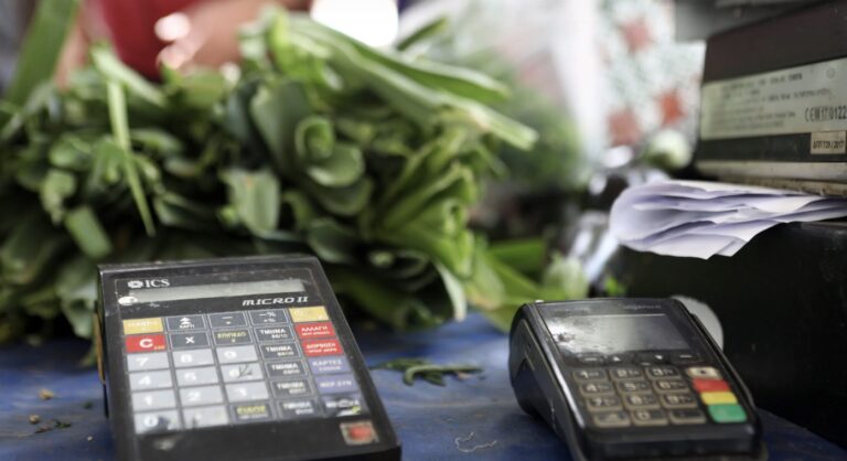 Έρχεται νομοθετική ρύθμιση που μειώνει κατά 50% τις χρεώσεις των τραπεζών στα POS – Τι είπε ο Κωστής Χατζηδάκης