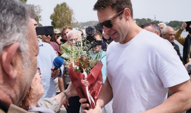 Συνεχίζει την νησιωτική περιοδεία του ο Κασσελάκης: Έφτασε στη Λέρο