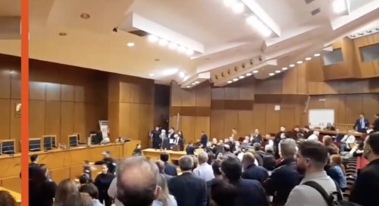 Δεν το έδειξε κανένα κανάλι: Συγκλονίζουν οι κραυγές των συγγενών των θυμάτων της τραγωδίας στο Μάτι μετά την αθώωση των υπευθύνων  