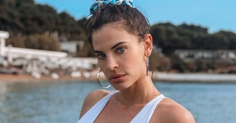 Η Χριστίνα Μπόμπα έκανε το πρώτο μπάνιο του 2024 – Η φωτογραφία με λευκό μαγιό