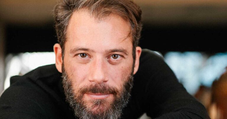 Χαμóς με τον Αντίνοο Αλμπάνη – Γuναίκα αρνήθnκε να μπει στο ασανσέρ μαζί του 