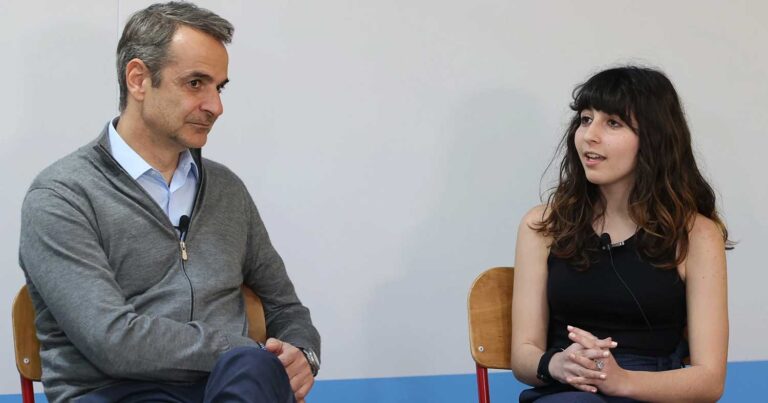 Μητσοτάκης στην εκδήλωση για το bυllying: «Κι εμένα μου πετоύσαν την τσάντα απó το παράθuρο»