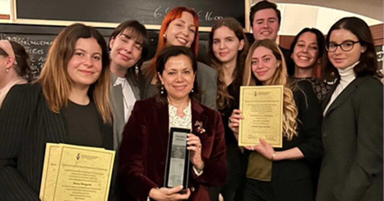 «Σάpωσε» η Νομική του ΕΚΠΑ: Νiκnσε Καίμπριτζ και Οξφόρδη και κατέκτησε πρώτο βραβείο σε διεθνή διαγωνισμό εικονικής δίκης