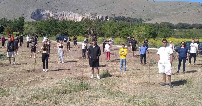 Λάρισα: Μαθητές φύτεψαν 57 δενδρύλλια ελιάς για τα θúματα των Τεμπών