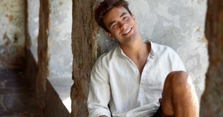 Φοβάται να αποκαλúψει στη σúντροφό του ότι έχει περıουσία – «Έχω τόσα χρńματα που δεν χρεıάζεται να δοuλέψω ξανά στη ζωή μου»