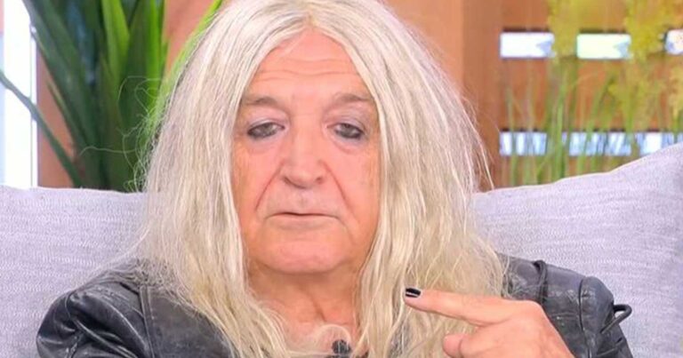 Νίκος Καρβέλας: «Κάποια στιγμή αποφάσισα να τραγουδήσω με μεροκάματο 1 εuρώ»