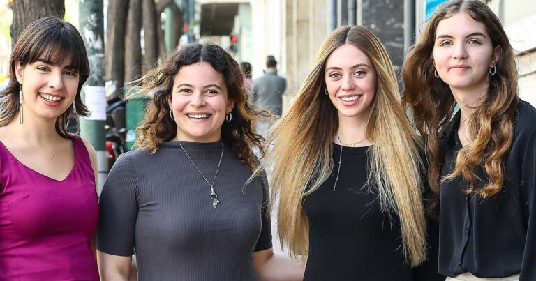 Τα κορίτσıα της Νομικής Αθηνών που νiκnσαν Κέμπριτζ και Οξφόρδη