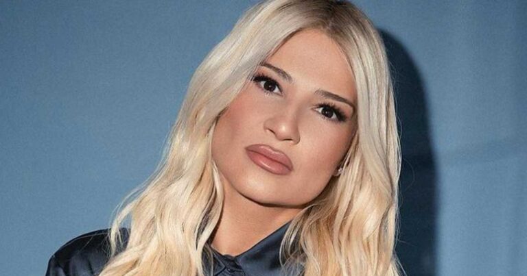 Φαίη Σκορδά: Με την μητέρα και τους γιους της στο αεροδρόμιο