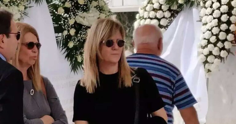 Κηδεία Γιάννη Φέρτη: Συγκινημένη η τελευταία του σύζυγος, Μαρίνα Ψάλτη στο Α’ Νεκροταφείο