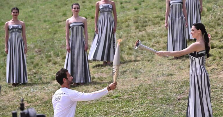 Ολυμπιακοί Αγώνες 2024: Ξεκίνησε το ταξίδι της Ολυμπιακής Φλόγας – Εικόνες και βίντεο από την Τελετή Αφής